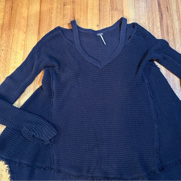 Free People Moonshine Sweater Size S Blue Cut Out Cold Shoulder Raw Edge (a3 - Picture 2 of 11